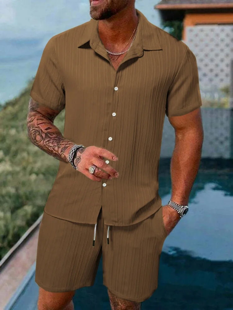 Men's casual sports beach outfit: Collared striped button-down short-sleeved shirt + drawstring shorts. Solid color 2-piece set.