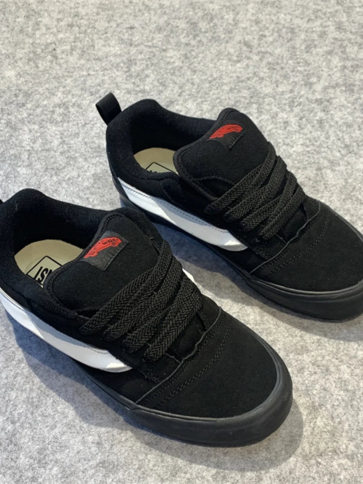 Cool Skateboard oes ex Retro Bread oes Street Sle Knuskool Couples Versatile Breathable Rubber Outsole round Toe