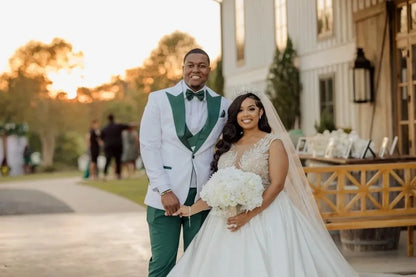 Plus Size Green Wedding Suits for Men Peaked Lapel Groom Wear Costume Homme Mariage Blazer Tuxedos Suit 3 Pcs Jacket+Vest+Pants