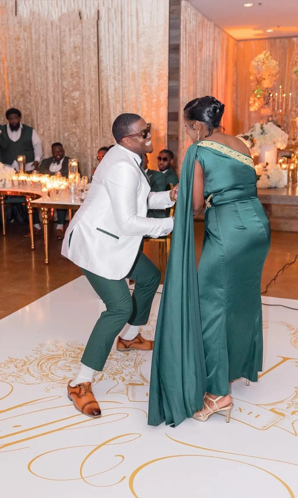 Plus Size Green Wedding Suits for Men Peaked Lapel Groom Wear Costume Homme Mariage Blazer Tuxedos Suit 3 Pcs Jacket+Vest+Pants