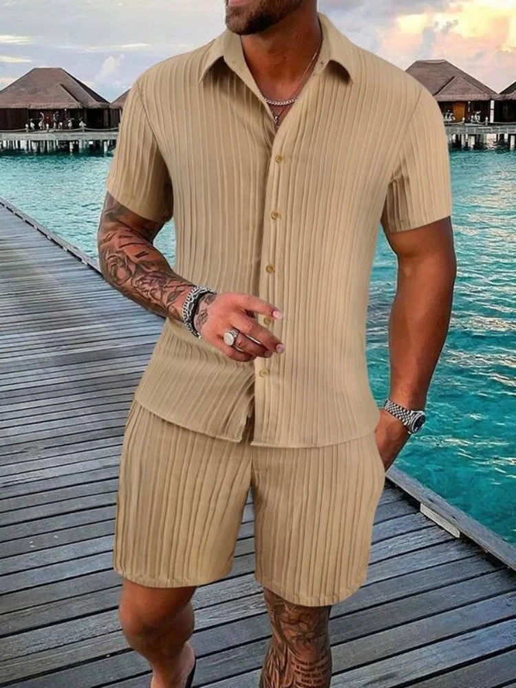 Men's casual sports beach outfit: Collared striped button-down short-sleeved shirt + drawstring shorts. Solid color 2-piece set.